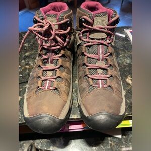 Last chance sale !! Brand New Keens GTX Hiking Boots Women’s 9.5